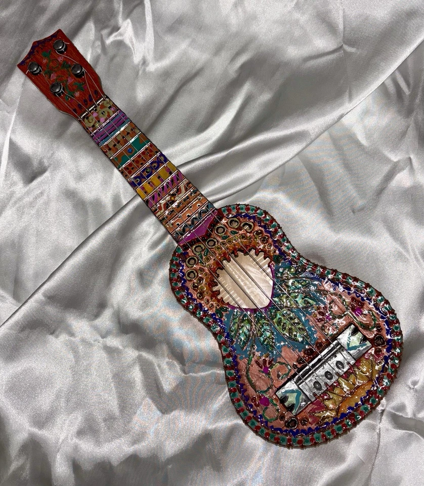 ÚNICA Guitarra de Juguete Reciclada Tallada y Pintada a Mano Firmada Boho Decoración Arte Colorido Foto 4 de 4