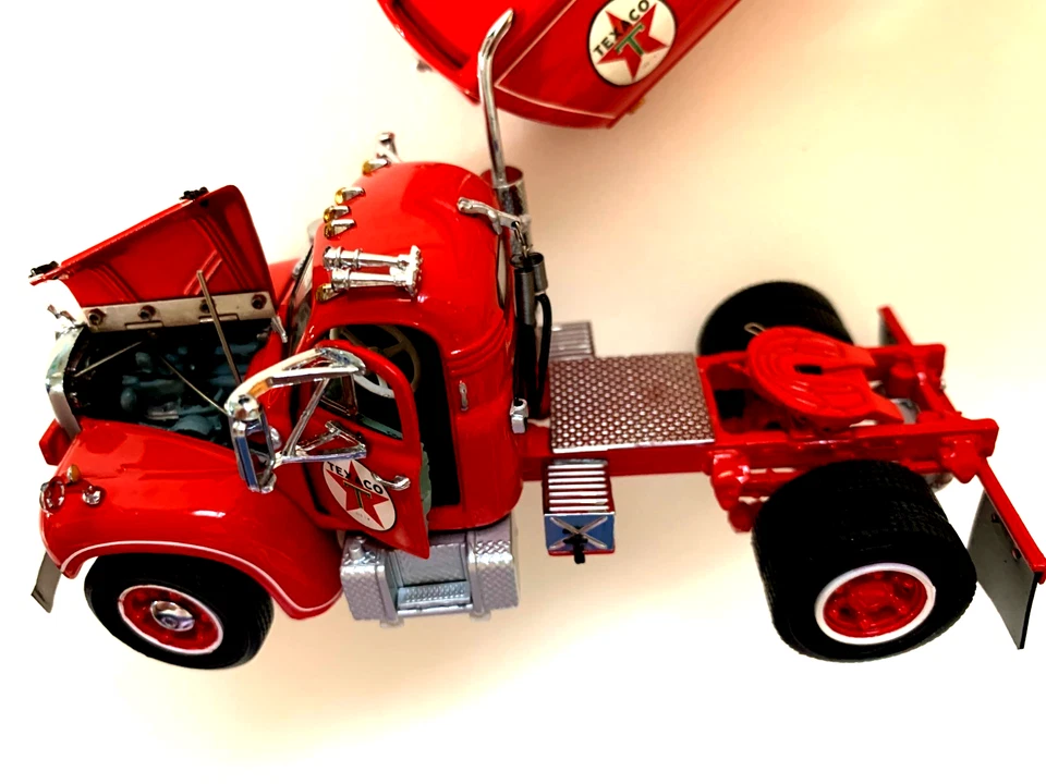 Franklin Mint Texaco B61 Mack Fuel tanker & 1936 Ford car scale 1:43 INV# 3547 - Image 2 of 4