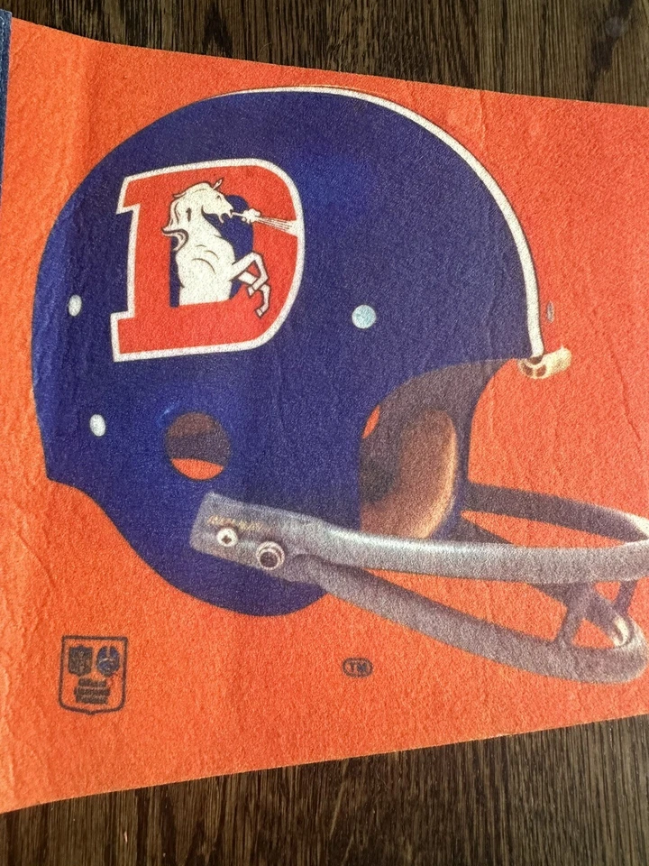 De colección NFL DENVER BRONCOS 2 BARRAS CASCO FIELTRO BANDERÍN Retro Fútbol Americano Foto 3 de 4