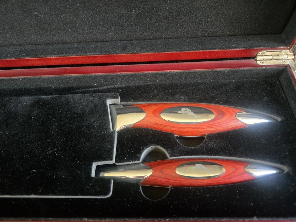 Tommy Bahama RARO Juego de cuchillos y tenedores para tallar COLECCIONISTAS Caja de madera Sin venta pública Foto 2 de 4