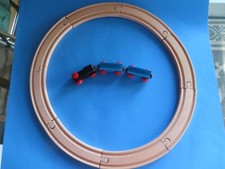 Brio 8 Curved Wood Train Track Layout w/Engine  2 Cars