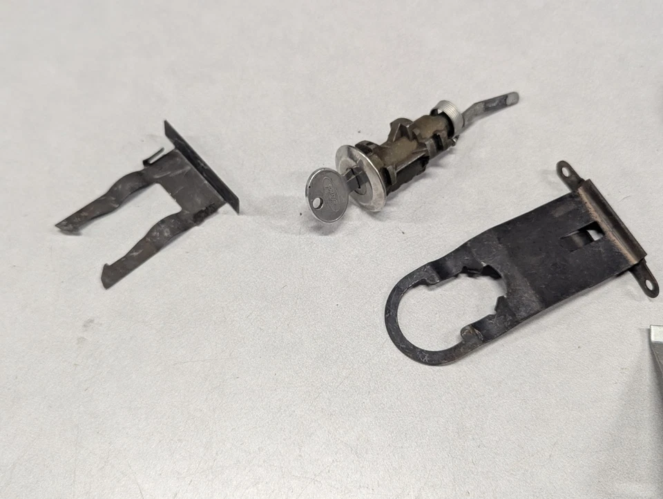 77 78 79 Mercury Cougar XR7 maletero abatible emblema, bloqueo y pestillo conjunto llaves de aluminio Foto 3 de 4