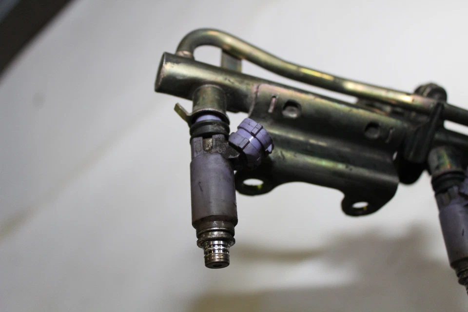 Subaru Impreza WRX 2004-2005 pasajero lado derecho carril inyector de combustible X741 Foto 2 de 4