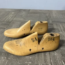 PAIR VTG SHOE MOLD SIZE 5 1/2A MAPLE WOOD? PRIMITIVE ANTIQUE FOLK ART Western