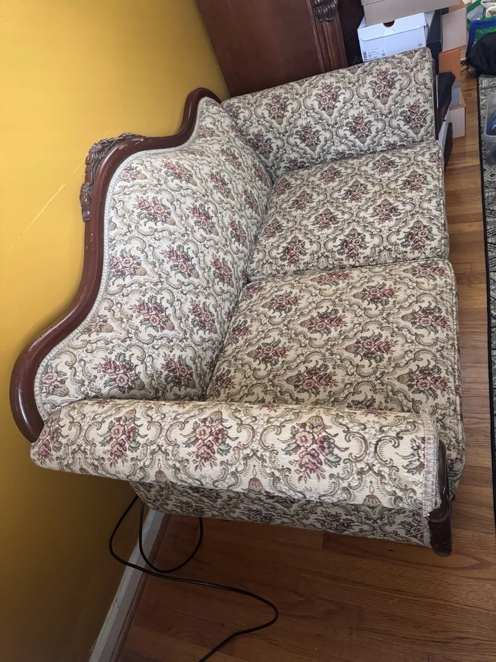 Любовное сиденье в викторианском стиле с резной деревянной рамой и цветочной обивкой. - Изображение 4 из 4