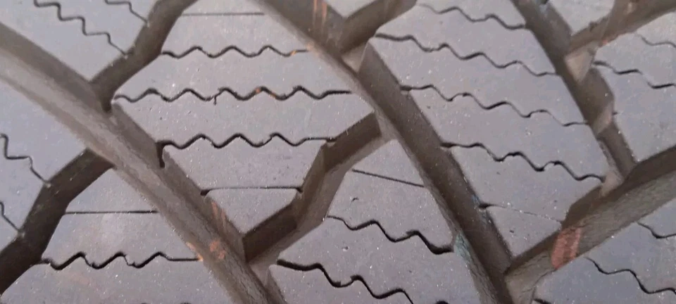 Vier Orginal-Mercedes Benz Felgen mit Bridgestone Winterreifen  - Bild 4 von 4