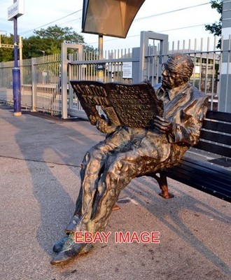FOTO SIR NICHOLAS WINTON STATUE MAIDENHEAD STATION. EHEMALIGER BEWOHNER VON MAIDENH