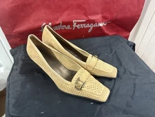 Stuart Weitzman beige suede pump mid heel size 7.5 $475 MSRP