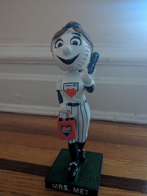 Mrs. Met Gives Back BOBBLEHEAD - New in Box