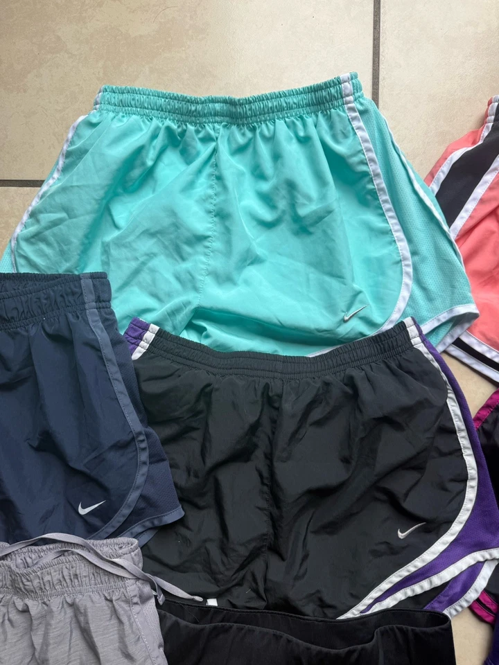 Pantalones cortos Nike y Under Armour para niñas talla pequeña paquete Foto 3 de 4