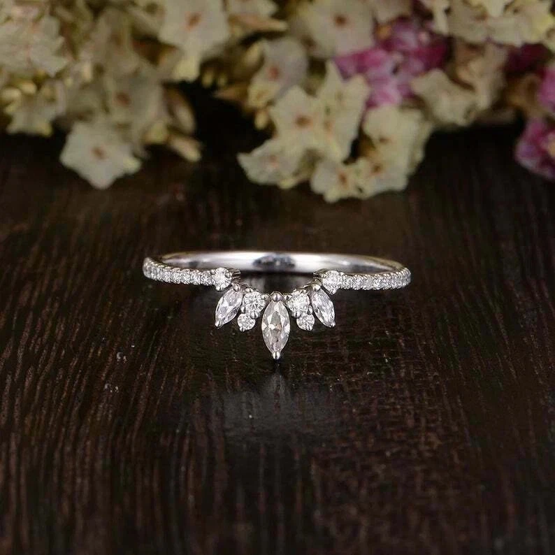 Fede nuziale con corona curva creata in laboratorio da 1 ctw Marquise... - Immagine 2 di 4