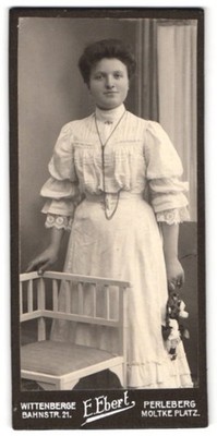 Fotografie E. Ebert, Wittenberge, Bahnstr. 21, Portrait dunkelhaarige junge Dam 