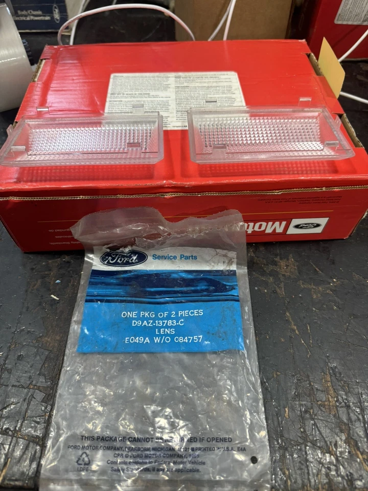 2 NOS OEM Ford Ranger Bronco F-150 F-250 Mustang DOME LENTE OEM D9AZ-13783-C Foto 2 de 2