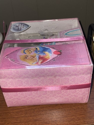 Disney Princess Castle-Shaped Lotion Soap Pump and Fingertip Towel Gift Box NEW - Picture 7 of 7