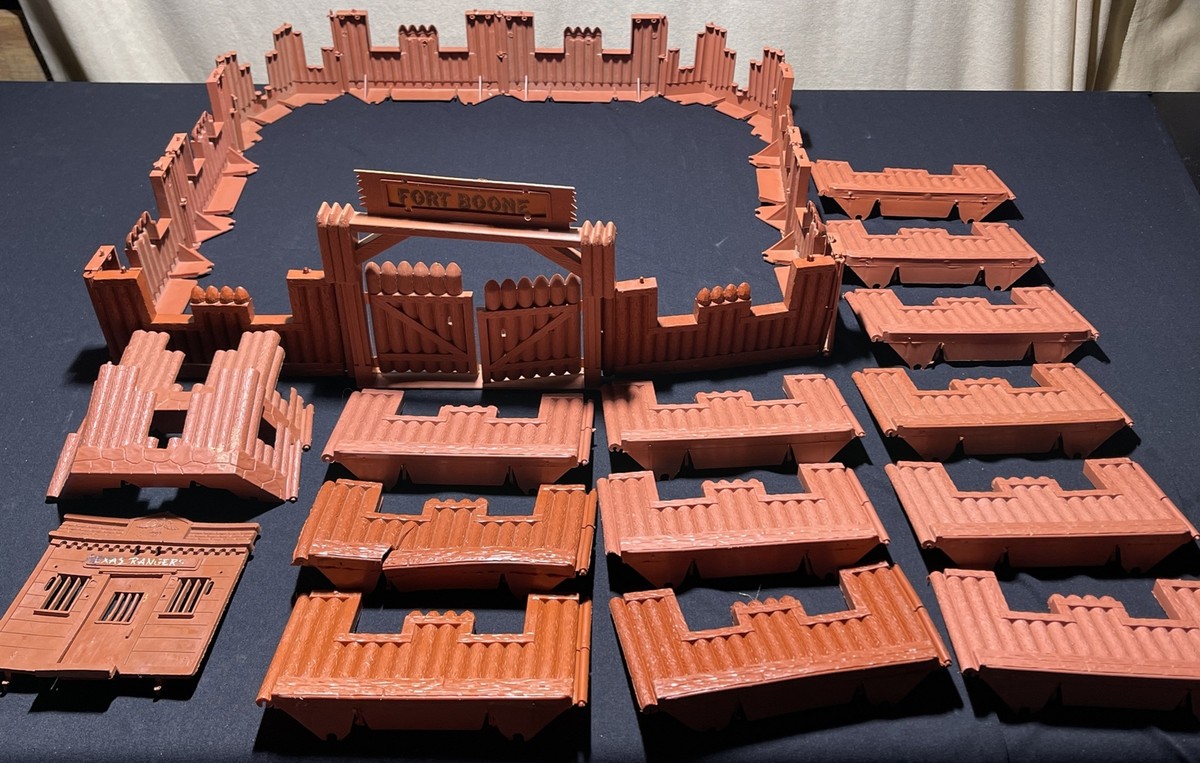 Vintage MPC Fess Parker Daniel Boone Fort Boone Playset Frontier