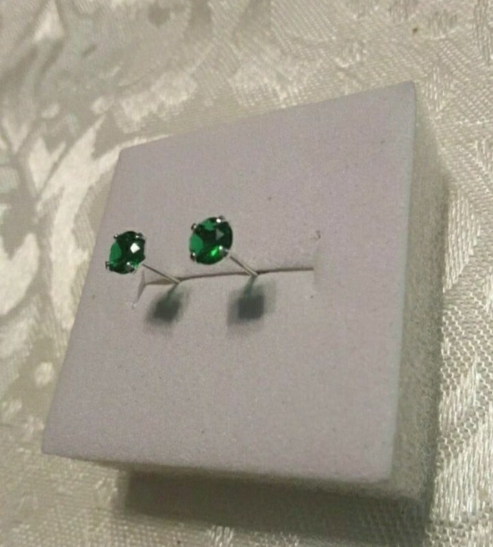 0.4 Ctw lab created round emerald Stud Earrings - image 3
