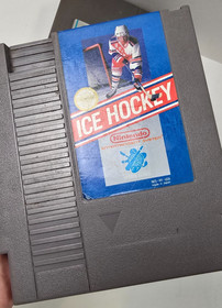 Lote de 4 juegos Nintendo, NES - Iron Tank, hockey sobre hielo, f&uacute;tbol americano, Top Gun - probado