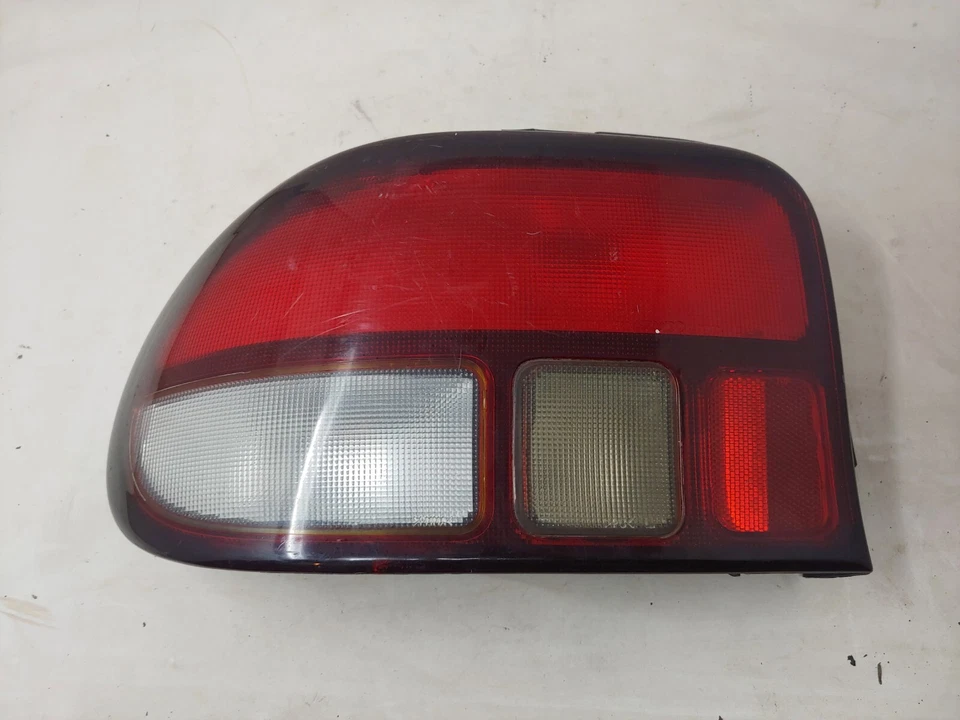 Luz trasera izquierda Ford Aspire 1997 conductor OEM  Foto 2 de 4