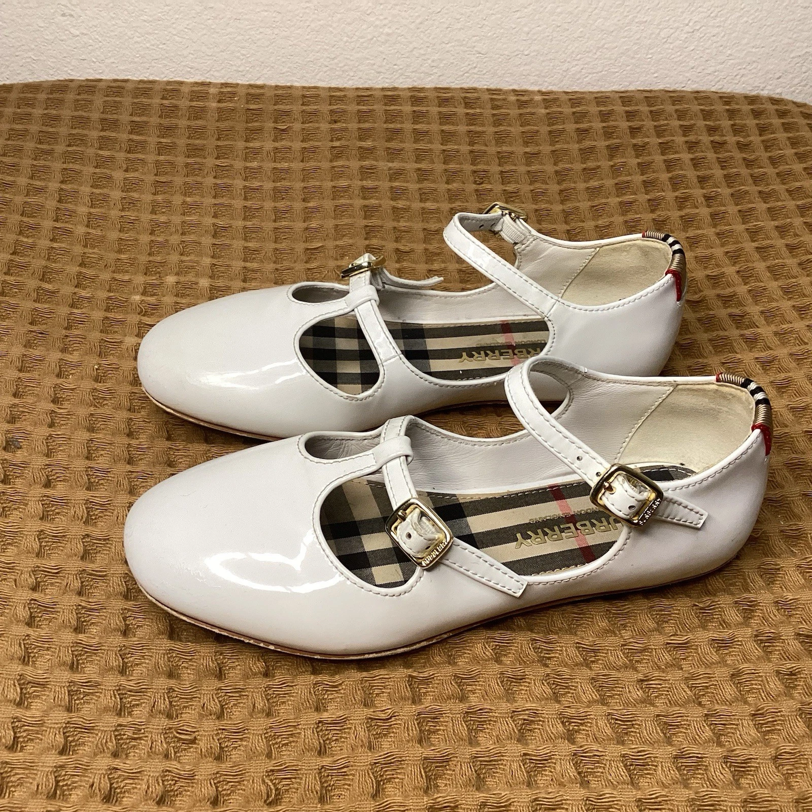 Burberry kids Girls EU 29 US 11.5 ballerina white dusk round toe Patent Leather