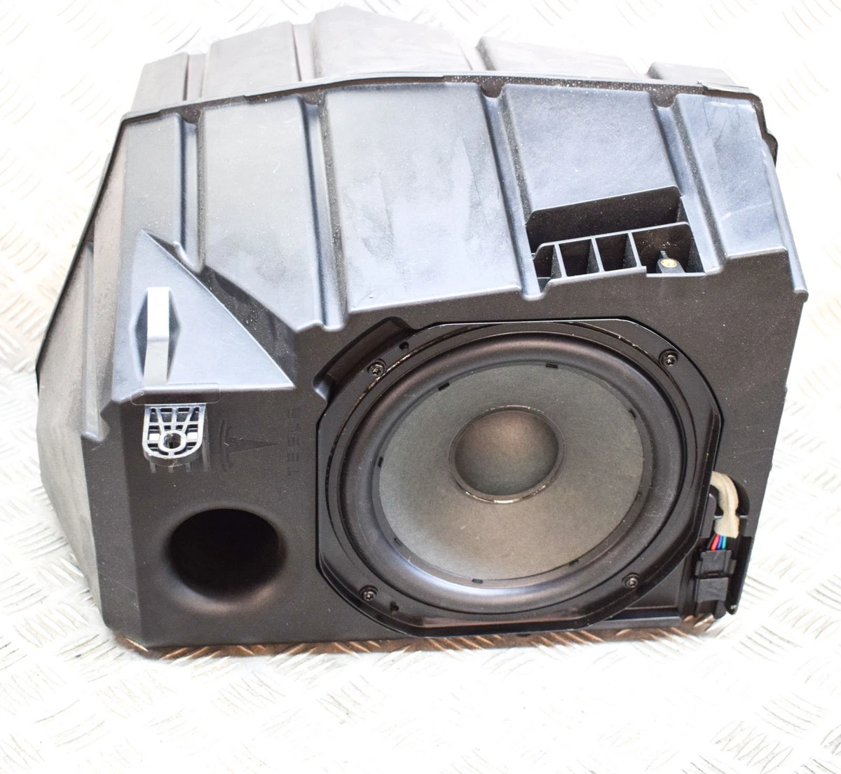 Subwoofer tesla cheap model 3