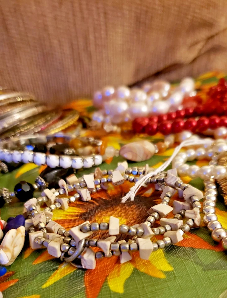 Lote de Pulseras de Disfraz Cuentas Brazaletes Estrás Perlas Elásticas Joyería De Colección Foto 3 de 4