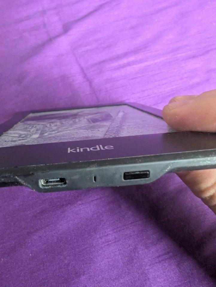 Amazon Kindle Paperwhite 6th Generation 4GB Wi-Fi 6 inch Black, read details - Image 3 of 4