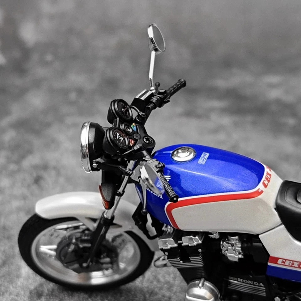 AOSHIMA 1/12 Scale Honda CBX 400F Blue/White Motorcycle Diecast Model Toy - Image 4 of 4
