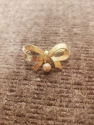 Dubarry FA Makers Mark Pin Bow With Faux Pearl