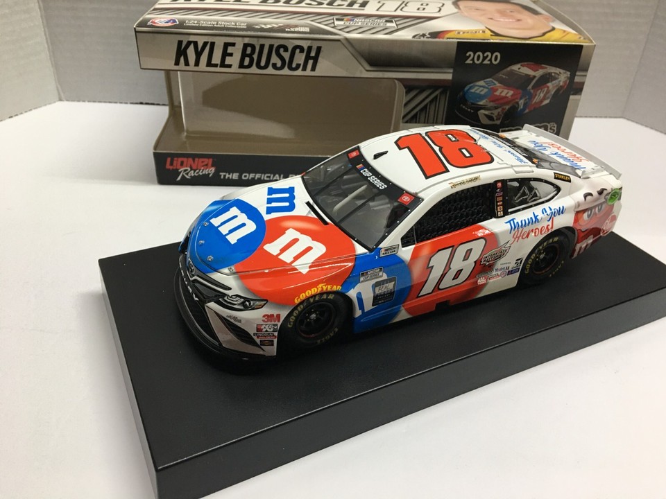 NASCAR 1/24 Kyle Busch Dédicacé #18 M&M’s 2017 – Lionel Action Platinum