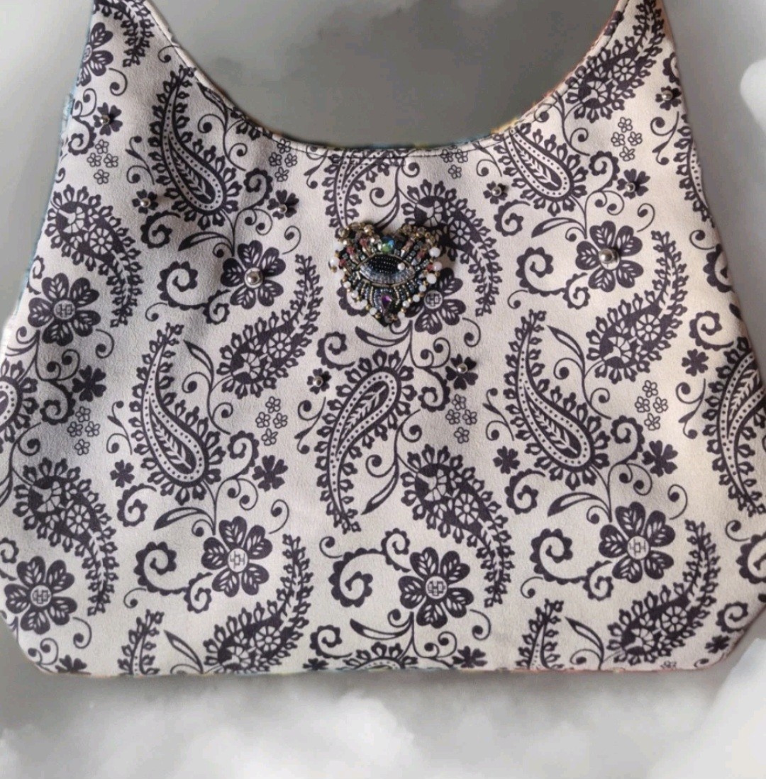 Bolso de mano blanco y negro estampado flor y espiral con perlas plata y corazon