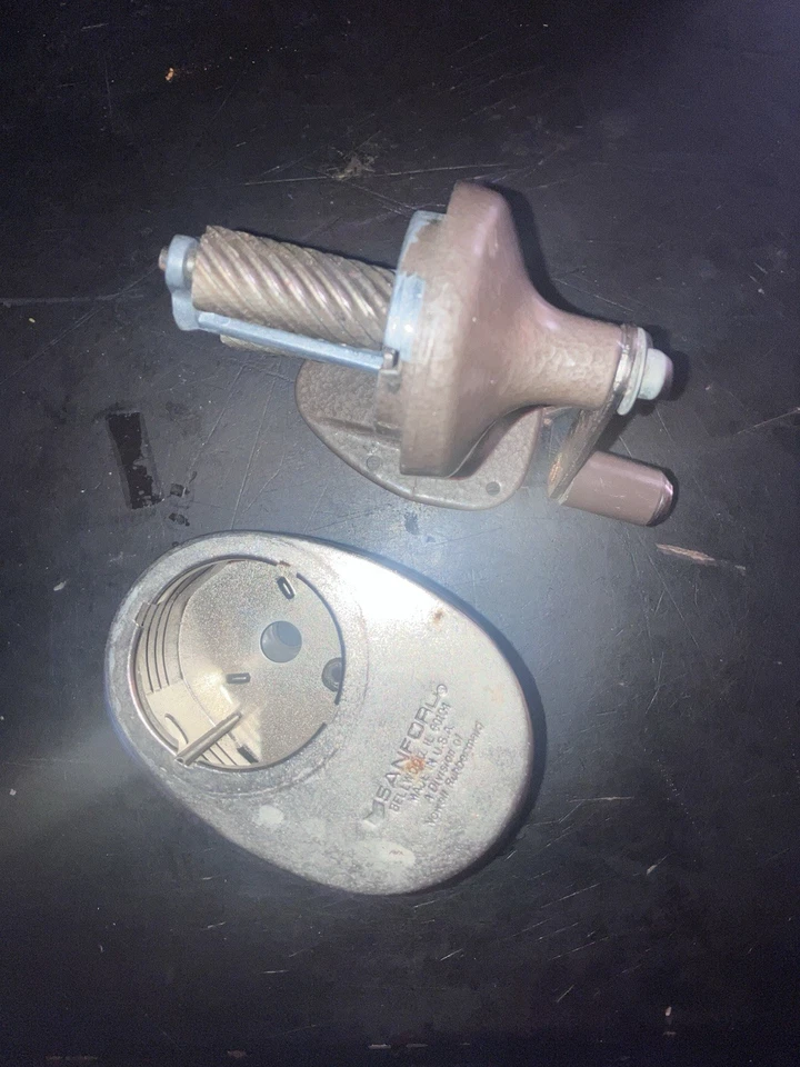 Sacapuntas gigante Sanford vintage gris seis agujeros mesa escritorio montaje en pared - usado Foto 2 de 4