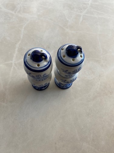 Vintage Blue Onion Salt And Pepper Shakers White & Blue Flowers Japan 5” (H) - Picture 6 of 6