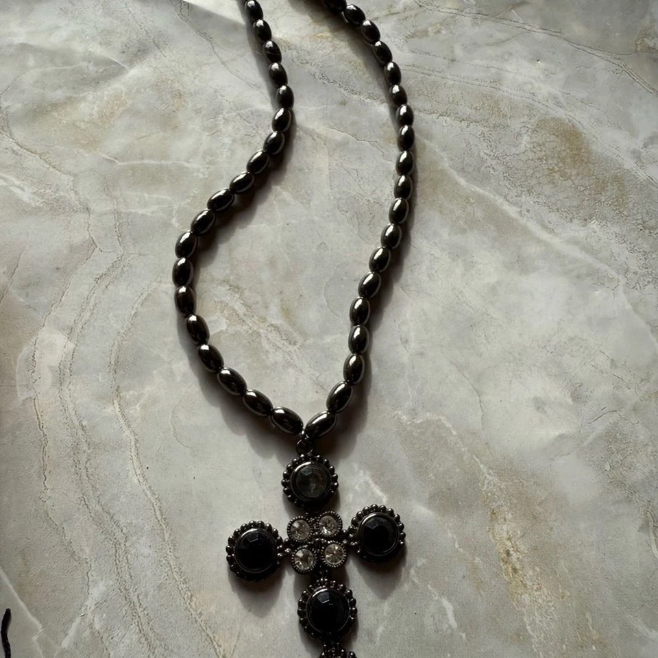 Collar colgante cruz estrás negro y transparente Cookie Lee Gunmetal Foto 2 de 4