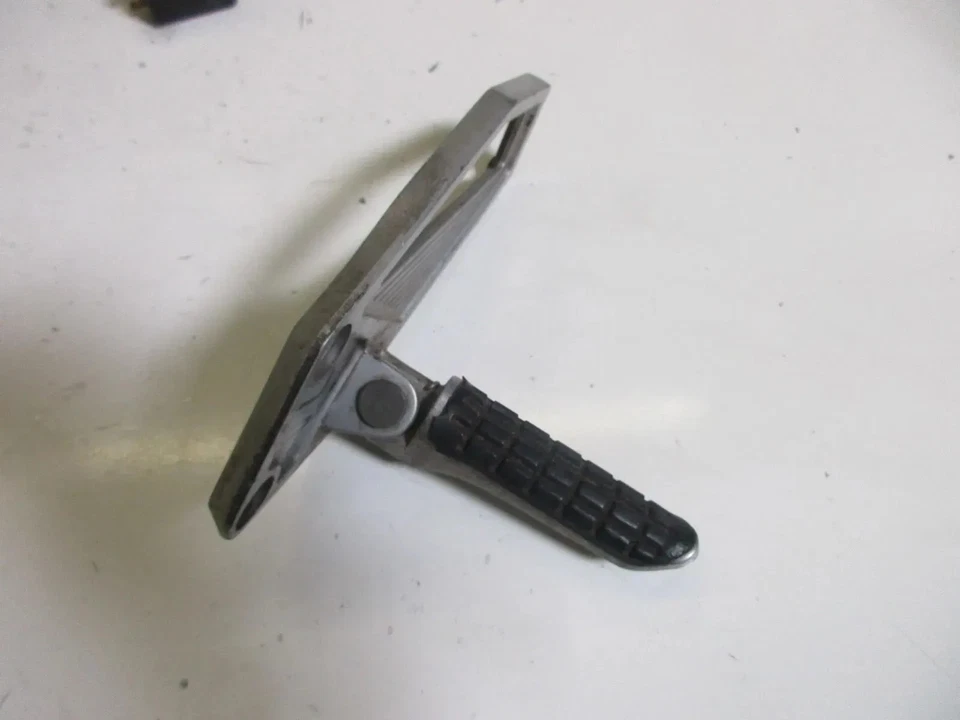 2. Soporte de reposapiés delantero izquierdo para Kawasaki GPX 750 R ZX 750 F. R - Imagen 3 de 4