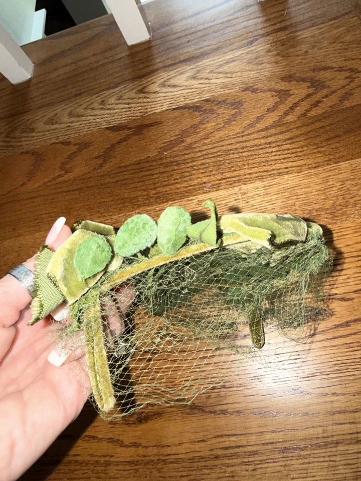 Chapéu fascinador vintage década de 1940 verde oliva veludo com véu de rede e acabamento de folha - Imagem 4 de 4