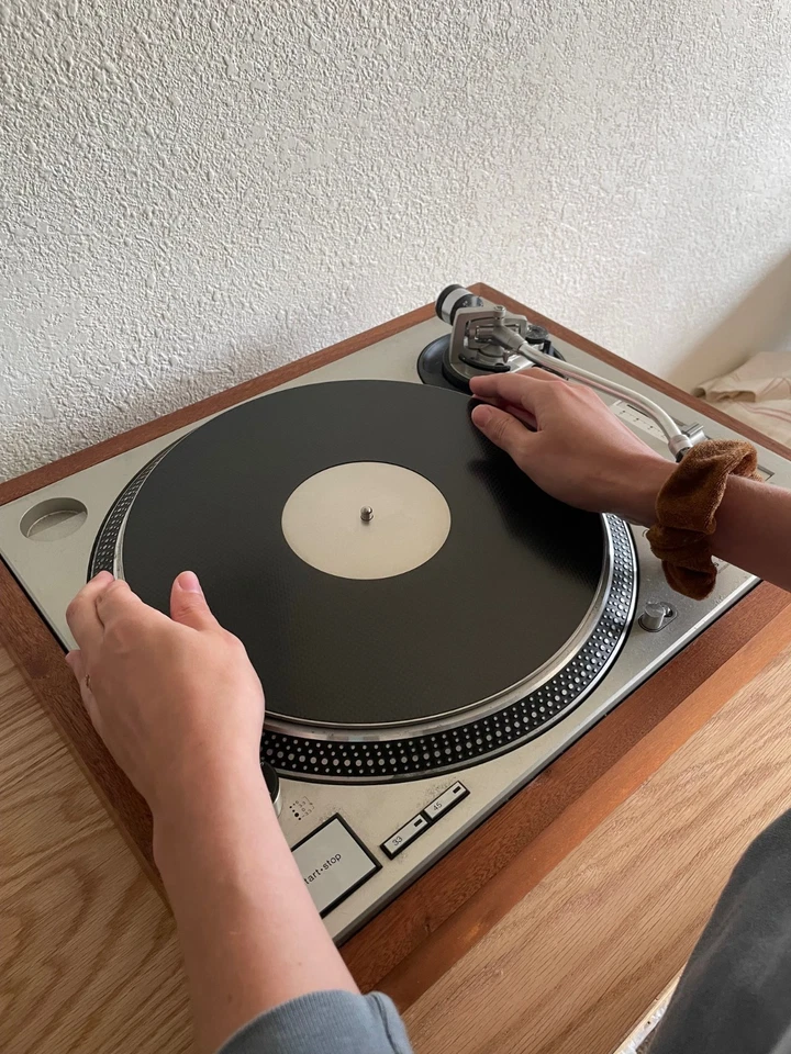 LRC Audiophile Turntable Mat - Stainless Steel & Carbon Fiber - Image 4 of 4