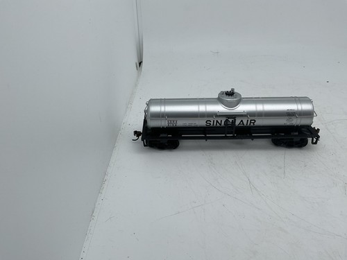 Walthers TrainLine (HO) 931-1611 SINCLAIR OIL. 40' TANK CAR - Picture 3 of 9
