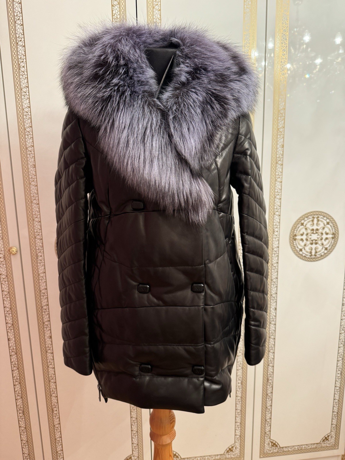 Women's coat made of genuine leather, insulated, with a natural fur ,  XL/46