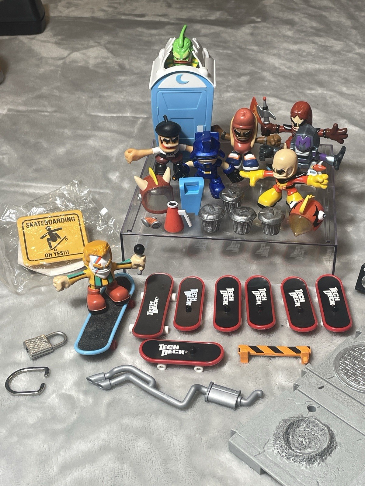 7 FIGURE LOT OF MAGNETIC SKATERS ,VAN  And Accessories FOR TECH DECK COLLECOTRS