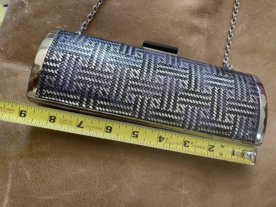 Sondra Roberts 银色黑色手拿包绗缝缎面链条晚装 Metalic — 第 3/4 张图片