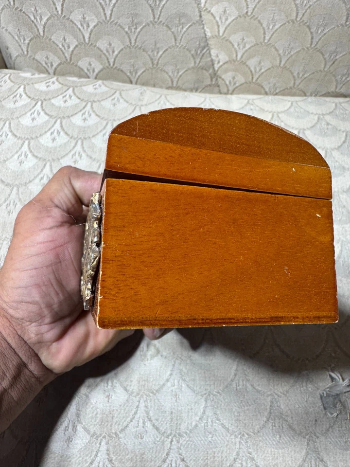 Caixa de madeira vintage decorada com tampa de metal - 5,5 L x 3,25 L x 2,75 T - Imagem 4 de 4