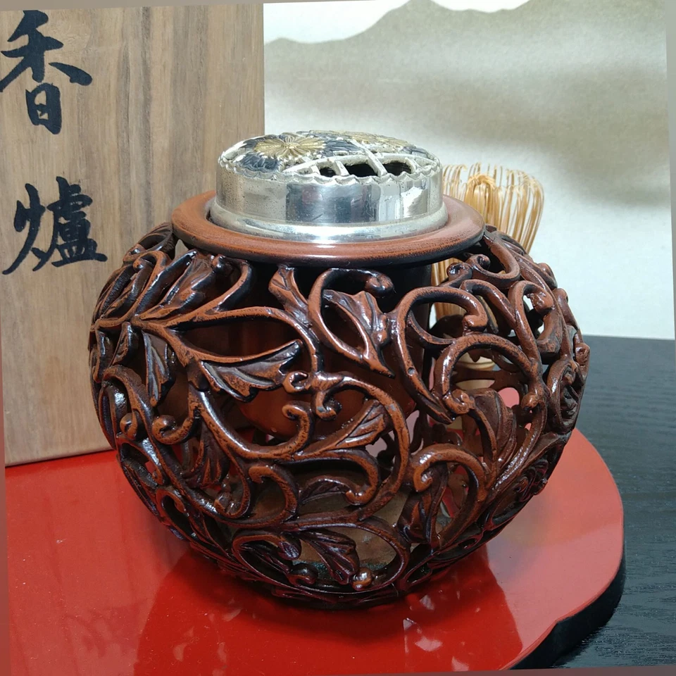 Quemador de incienso japonés de bronce de 5,71 pulgadas calado diseño floral dorado de Roigan Foto 2 de 4