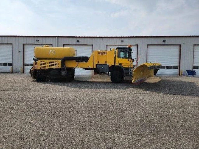 2008 Boschung Airport Runway Snow Plow Truck 28 Ft snow plow 10k Mile MAKE OFFER - Image 3 of 4