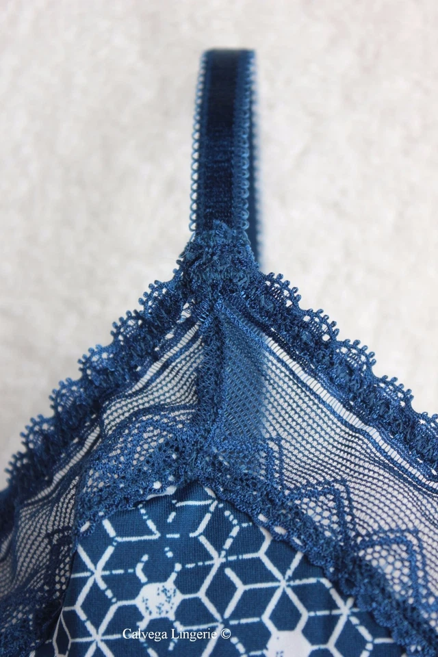 NUEVO CON ETIQUETAS FREE PEOPLE "Sweetheart" Sujetador de encaje triángulo copa suave con aros, azul/blanco Foto 3 de 4