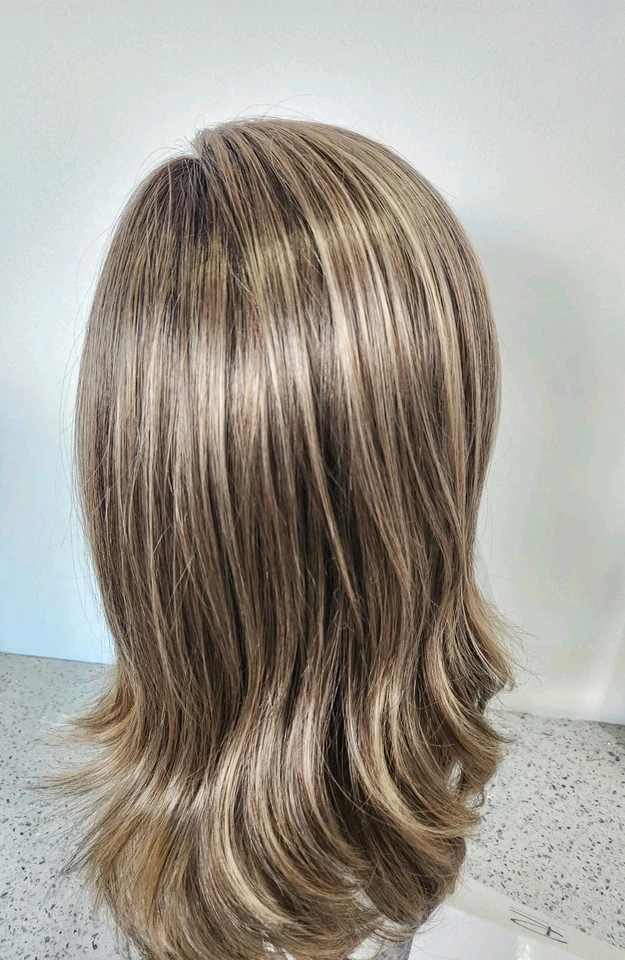 Peluca sintética para mujer Miranda by JON RENAU 24BT18S8 sombreada moca Foto 4 de 4