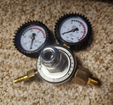 Kegco Regolatore Birra alla Bozza CO2 con Doppio Manometro per Sistemi Birra alla Spetta