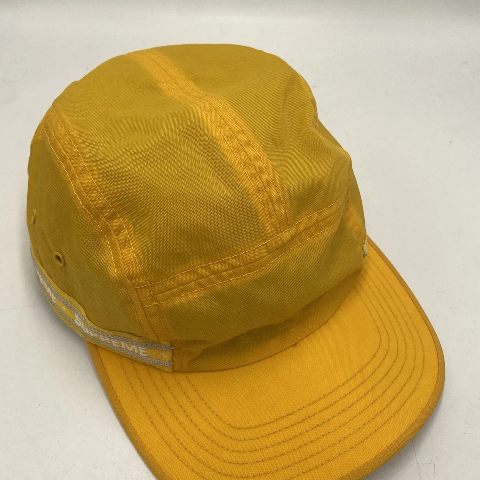 Gorra de campamento con cinta tonal SUPREME para hombre con correa ajustable defectos amarillos Foto 3 de 4