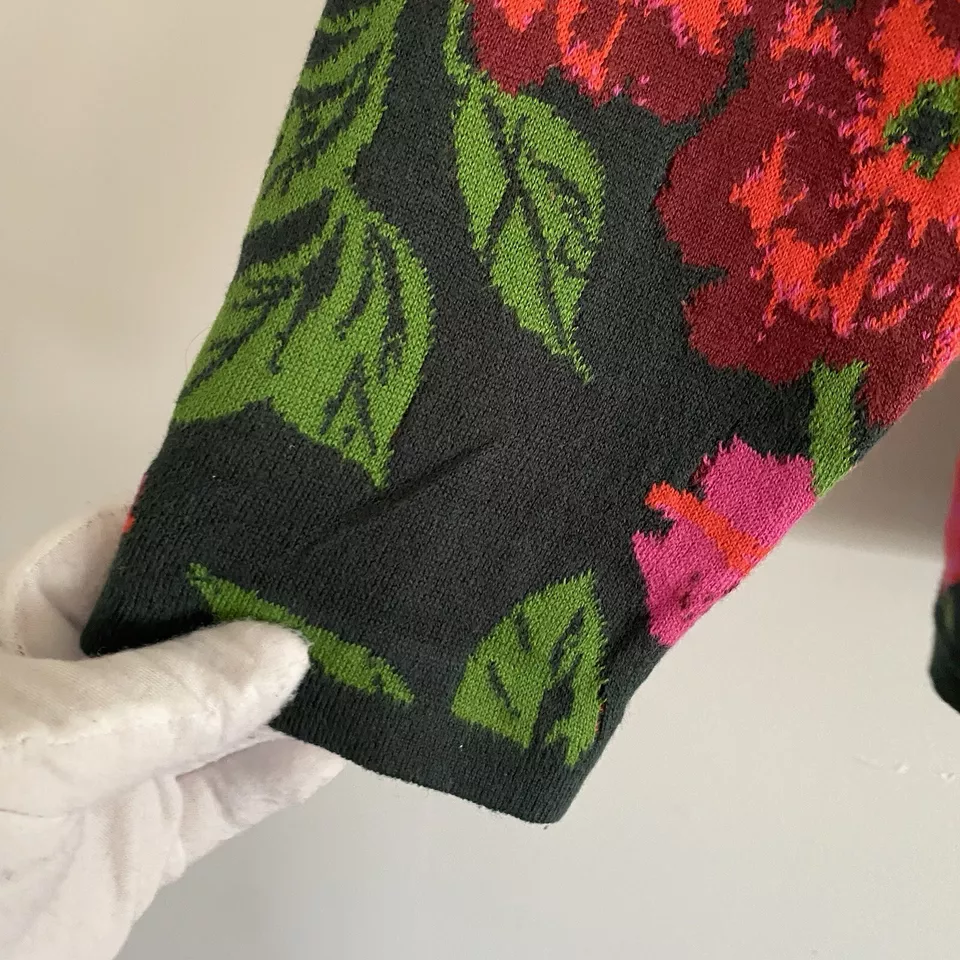 Suéter Cárdigan Isaac Mizrahi Live para Mujer Plus 1X Floral Día de San Valentín Rosa Foto 3 de 4