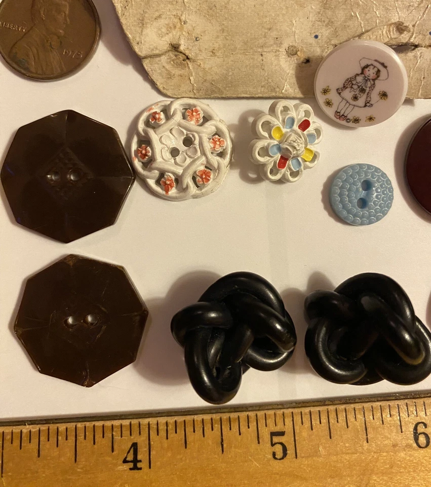Vintage BLACK WHITE PLASTIC BUTTON LOT old cards lacy pierced deco novelty 100P - Image 3 of 4