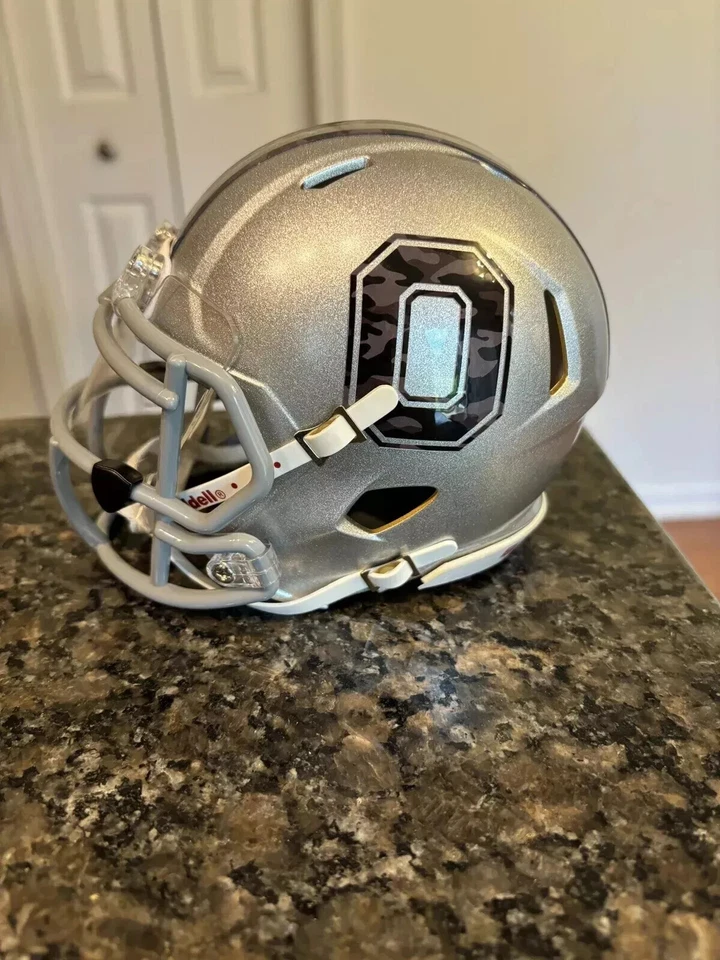 Ohio State Buckeyes Plateado con Camuflaje Bloque O Mini Casco de Fútbol Personalizado Foto 3 de 4